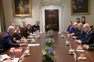 Prezydent USA Joe Biden i izraelski premier Benjamin Netanjahu spotykaj rodziny amerykaskich zakadników wizionych przez Hamas, 25 lipca 2024 r. Zdjcie: Amos Ben Gershom/GPO.