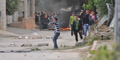 <span>Palestyczycy podczas rozruchów rzucaj kamienie i bomby zapalne na izraelskie siy bezpieczestwa w El-Arrub, na poudniowy wschód od Betlejem. Zdjcie: Izraelskie Siy Obronne.</span>
