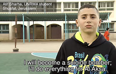 May chopiec w szkole UNRWA w Jerozolimie i nauka jak otrzymuje dziki budetowi liczcemu miliard dolarów od krajów zachodnich Kliknij tutaj, eby przej do filmu z polskimi napisami Tekst na ekranie: „Zostan zamachowcem-samobójc. Wszystko zrobi dla Al-Aksa”