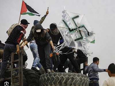 <span>W osiemnastą rocznicę wycofania się Izraela ze Strefy Gazy wspierane przez Iran palestyńskie grupy terrorystyczne wciąż mówią o konieczności nasilenia ataków na Izrael aż do „wyzwolenia całej Palestyny”, od rzeki Jordan po Morze Śródziemne. Na zdjęciu: Pokojowa demonstracja Palestyńczyków. </span>