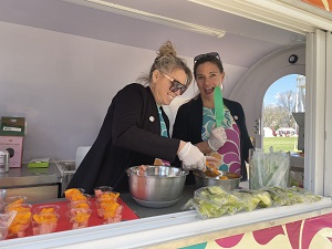 Gina Holl, po lewej, i Sophia Darling, obie z Boyce Thompson Institute, kroją owoce GMO w samochodzie z modyfikowaną żywnością na Washington Mall.