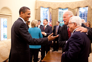 Prezydent M. Abbas (po prawej) jest nieustającą nadzieją Ameryki. (Źródło zdjęcia: Wikipedia.)