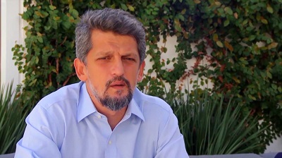 Garo Paylan, ormiaski czonek tureckiego parlamentu, zosta fizycznie zaatakowany przez grup posów z rzdzcej partii prezydenta Erdogana, AKP, poniewa wystpowa przeciwko „czystce etnicznej” Kurdów w Afrin w Syrii. Na zdjciu Garo Paylan. (Zrzut z ekranu z wideo Armenian National Committee of America)