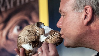 Profesor Lee Berger z replik czaszki H. naledi.(AFP Photo/Stefan Heunis)
