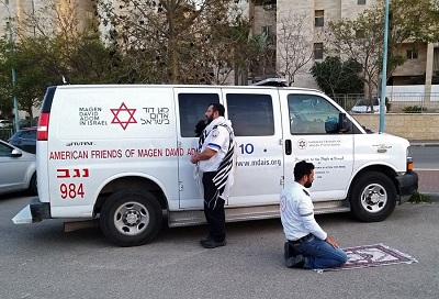 Dwóch paramedyków modli si koo ambulansu American Friends of Magen Adom (AFMDA) w #TelAviv, yd z Ber Szewy zwrócony ku Jerozolimie, a muzumaski Arab z Rahat zwrócony ku Mekce (Zdjcie z Twittera: Shiraz Hassan #PhotooftheDay)