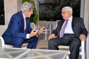 Sekretarz stanu USA John Kerry z prezydentem Autonomii Palestyskiej Mahmoudem Abbasem przed spotkaniem i obchodami iftar, zakoczenia dziennego postu podczas islamskiego miesica witego ramadanu,  w Ammanie, w Jordanii, 16 lipca 2013 r. Zdjcie: U.S. Department of State.