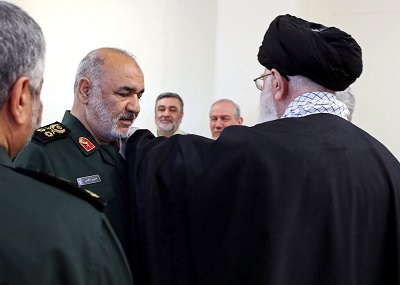 Niedawno dowódca Korpusu Straników Rewolucji Islamskiej Iranu (IRGC), genera dywizji Hossein Salami, raz jeszcze poprzysig unicestwi Izrael. Przechwala si, e Iran do takiego stopnia wzmocni swoj libask marionetk, e Hezbollah „samodzielnie” moe zrówna Izrael z ziemi. (Na zdjciu: Salami otrzymuje awans na generaa dywizji od najwyszego przywódcy, ajatollaha Alego Chameneiego, podczas ceremonii 22 kwietnia 2019 r. (Zdjcie: khamenei.ir)