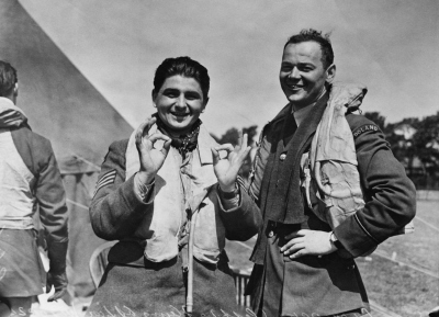 Baza RAF-u w dniu 16 sierpnia 1940. Na zdjciu dwóch polskich pilotów po lewej stronie stoi sierant Gowacki (nazwiska drugiego pilota nie podano)   (Zdjcie: Central Press/Hulton Archive/Getty Images)