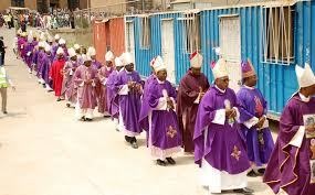 Nigeryjscy biskupi katoliccy w rod Popielcow. Zdjcie z RealNewsMagazine