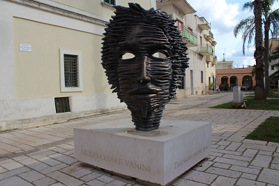 Pomnik Vaniniego na Piazza Castello w jego rodzinnym mieście Taurisano<span>.</span>