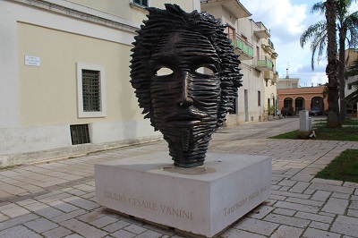 Pomnik Vaniniego na Piazza Castello w jego rodzinnym miecie Taurisano<span>.</span>