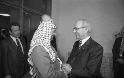 Erich Honecker, Socjalistycznej Partii Jednoci Niemiec Wschodnich od 3 maja 1971 r. do 18 padziernika 1989 r. i Jaser Arafat, 10 marca 1982 r. Zdjcie: Rainer Mittelstädt. Wikipedia.