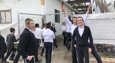 My się nie boimy – ultraortodoksyjni Żydzi w Izraelu odmawiają zamykania szkół i zaniechania zbiorowych modlitw. (Zdjęcie: Sam Sokol, 18 marca 2020.)