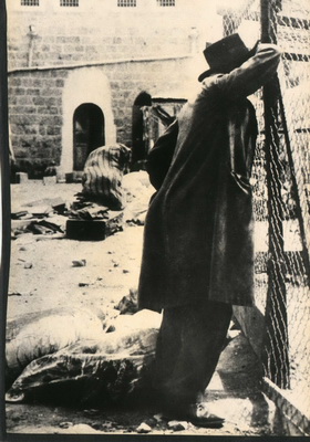 Hebron 1929: yd ocalony z masakry arabskiej. Take dzisiaj rozlegaj si gosy zaprzeczajce terrorowi i absurdalnie wice go z „okupacj” [Wikipedia] 