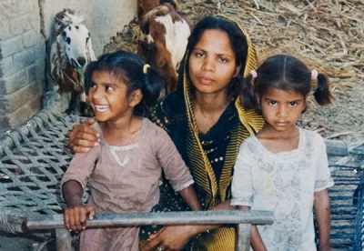 Asia Bibi i dwoje z jej piciorga dzieci, zdjcie sprzed jej uwizienia w celi mierci w 2010 r. za „blunierstwo”.