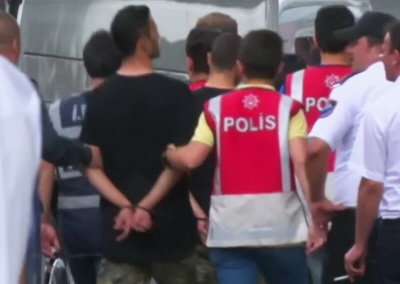 Turecka policja eskortuje dziesitki skutych onierzy, którzy s oskareni o branie udziau w nieudanym zamachu 15 lipca. (Zdjcie: zrzut z ekranu z filmu wideo Reutersa)
