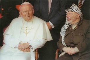 W swojej nieustannej walce z Izraelem Europa oddaa palestynizmowi swoje terytorium i narody. Na zdjciu: przewodniczcy OWP Jaser Arafat z Janem Pawem II (ródozdjcia: Watykaska Fundacja Jana Pawa II)