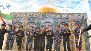 Szkoy terroru: dzieci z Gazy pozuj z atrapami karabinów na tle tekturowego modelu Kopuy na Skale. Nauczyciele s poza kadrem....<br /> (zdjcie: The Israel Project, public domain)