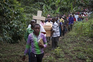 <span>W ostatnich latach Uganda zmaga si z rosncym zagroeniem ze strony radykalnych grup islamskich, które atakuj chrzecijan. 16 czerwca mina pierwsza rocznica odraajcego ataku terrorystycznego na chrzecijask szko z internatem w zachodniej Ugandzie, w którym islamscy terroryci zamordowali 42 osoby. Na zdjciu: pogrzeb Florence Masiki i jej syna Zakayo Masereki w Mpondwe w Ugandzie 18 czerwca 2023 r. (ródo zdjcia: Church Times)</span>