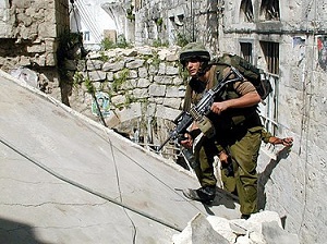 <span>Żołnierz izraelski podczas operacji w Dżenin w 2002 roku. (Źródło zdjęcia: Wikipedia)</span>