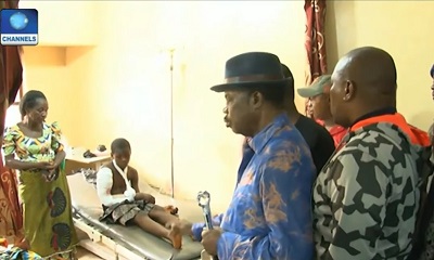 Gubernator stanu Anambra w Nigerii, Willie Obiano (porodku), odwiedza rannego ocalaego z zamachu na katolicki koció St. Philip w Ozubulu, August 11, 2017. (Zrzut z ekranu Channels TV)