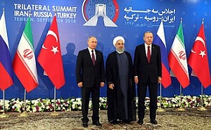 <span>Na zdjęciu: Erdoğan z Putinem i prezydentem Islamskiej Republiki Iranu Rouhanim. Wrzesień 2018. (Wikipedia)</span>