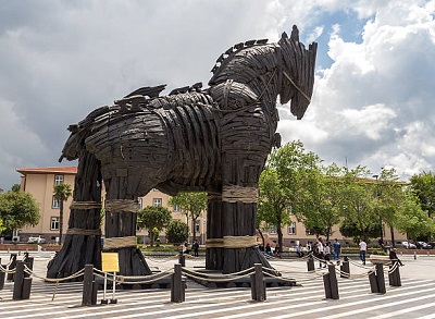 Pomnik (a dokadniej podarowany miastu rekwizyt filmowy) konia trojaskiego w &Ccedil;anakkale, miecie, pooonym w bezporednim ssiedztwie Gallipoli i Troi.