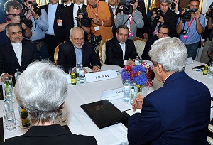 <span> Iraski reim pospiesznie dy do zdobycia broni jdrowej. Temu trzeba zapobiec. Iran ju dostarcza rakiety balistyczne grupom terrorystycznym. Dlaczego nie miaby wyposay tych grup równie w bro jdrow? Na zdjciu byy Sekretarz Stanu USA John Kerry dyskutuje z byym iraskim ministrem spraw zagranicznych Mohamadem Zarifem o perspektywach rozwoju iraskiej broni atomowej w Wiedniu w 2014 roku. (ródo zdjcia:Wikipedia)</span>