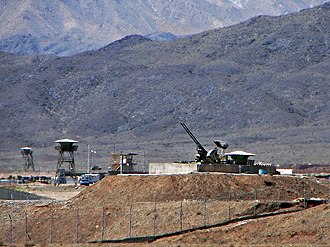 <span>Rzdzcy Iranem muowie ogosili, e zamierzaj przyspieszy wzbogacanie uranu do 90%, co daoby im materia potrzebny do produkcji broni nuklearnej. Podobnie jak w przypadku omiu poprzednich przypadków uycia tej sztuczki, przesanie Teheranu skierowane jest do mocarstw zachodnich, zwaszcza Stanów Zjednoczonych: wznówcie natychmiast rozmowy nuklearne bo zobaczycie! Na zdjciu: zakad wzbogacania uranu w Natanz w Iranie. (Zdjcie: Wikipedia)</span>