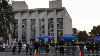 Ludzie przed synagogą Tree of Life*Or L’Simcha w dzielnicy Squirrel Hill w Pittsburghu oddają hołd 11 żydowskim ofiarom masowej strzelaniny, która miała miejsce tydzień wcześniej, 4 listopada 2018. Zdjęcie: Wikimedia Commons.