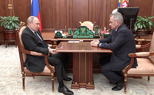 <span>Na zdjęciu: prezydent Rosji Władimir Putin rozmawia z ministrem obrony Siergiejem Szojgu (z prawej) w kwietniu 2022 po klęsce w bitwie o Kijów. (Źródło zdjęcia: Wikipedia)</span>