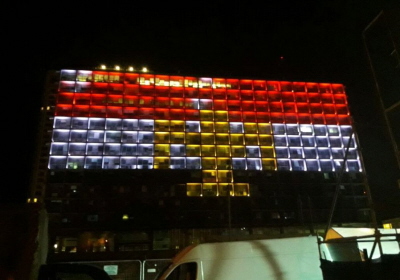 Ratusz Tel Awiwu owietlony w solidarnoci z Egiptem po zamachu, który kosztowa ycie co najmniej 29 koptyjskich chrzecijan w pobliu Kairu. (zdjcie: TAMARA ZIEVE)