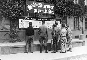 Uliczni czytelnicy dziennika Der Stürmer, 1935 (Źródło: Wikipedia)