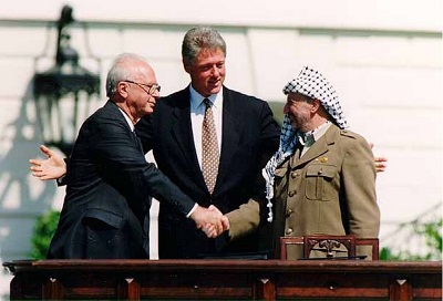 Dziaania i retoryka przywódców OWP pokazuje bez cienia wtpliwoci, e nie spenili adnej z obietnic, jakie zoy przewodniczcy OWP, Jaser Arafat, kiedy podpisa Umowy z Oslo w 1993 roku. Przywódcy OWP nadal nie uznaj prawa Izraela do istnienia i nadal angauj si w terroryzm, gloryfikuj terrorystów i wypacaj regularnie danin ich rodzinom. Na zdjciu: izraelski premier Icchak Rabin (po lewej), prezydent USA Bill Clinton (porodku) i Arafat przy podpisywaniu Umów z Oslo w Biaym Domu w Waszyngtonie 13 wrzenia 1993 roku. (Vince Musi/The White House/Wikimedia Commons)
