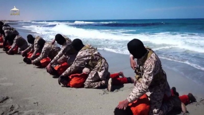 Czonkowie Pastwa Islamskiego na wybrzeu w Libii, przygotowujcy si do dekapitacji grupy chrzecijan etiopskich. (Z wideo opublikowanego w kwietniu 2015)