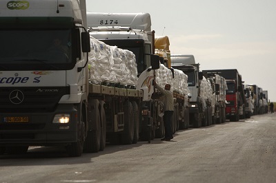 Granica midzy Stref Gazy a Izraelem pozostaje otwarta dla dostaw ywnoci oraz pomocy humanitarnej i medycznej do Gazy. (Zdjcie: Spencer Platt/Getty Images)