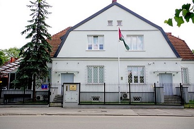 Ambasada „pastwa” Palestyna w Warszawie. Pierwsze przedstawicielstwo Organizacji Wyzwolenia Palestyny, niemajce statusu misji dyplomatycznej, otwarto w Warszawie w 1976. Stosunki dyplomatyczne nawizano w 1982, a w 1989 zmieniono nazw placówki OWP na Ambasad Pastwa Palestyny. 