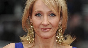 J.K. Rowling, autorka serii książek o Harrym Potterze, została potępiona jako transfobka. Spadła na nią nie tylko burza obelg w mediach społecznościowych, ale także groźby śmierci za powiedzenie, że biologiczna płeć jest rzeczywista i że biologiczni mężczyźni nie powinni wchodzić do wyłącznie kobiecych miejsc natychmiast po oznajmieniu, że czują się kobietami. Na zdjęciu: JK Rowling