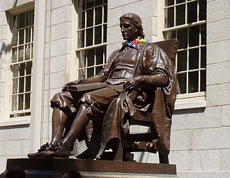 Pomnik Johna Harvarda na dziedzińcu uniwersytetu.