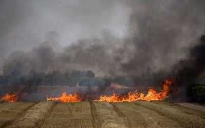 Straacy gasz poar na polu pszenicy spowodowany poncymi latawcami wypuszczonymi przez Palestyczyków ze Strefy Gazy na Izrael.  30 maja 2018. (Zdjcie – Yonatan Sindel, Flash 90)
