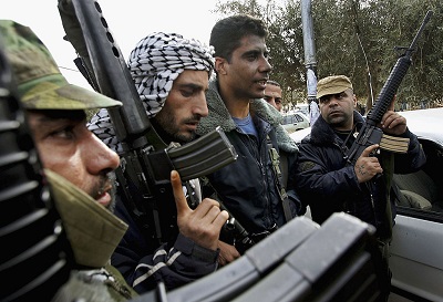 Kilka miesicy temu rzdzcy Autonomi Palestysk Fatah Mahmouda Abbasa wyrazi oburzenie, poniewa Izrael aresztowa Zakarij Zubeidiego, jednego z wysokich rang terrorystów Fatahu, za ataki broni paln na Izraelczyków w latach 2016-2019. Zubeidi by przywódc grupy terrorystycznej Fatahu, Brygady Mczenników Al-Aksa, podczas drugiej intifady (2000-2005). W 2007 roku Zubeidi zosta uaskawiony przez Izrael w ramach umowy podpisanej z AP, w której on i inni terroryci podpisali przysig, e powstrzymaj si od dziaalnoci terrorystycznej. Na zdjciu: Zubeidi (trzeci od lewej) 30 grudnia 2004 r. w Jenin. (Zdjcie: David Silverman/Getty Images)