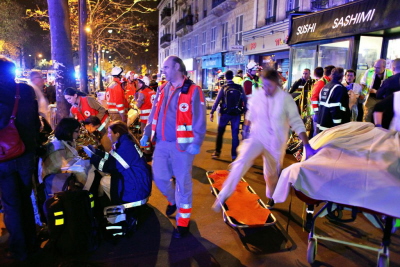 Po ewakuacji z Bataclan ludzie oczekuj na awce na dalsz pomoc. Pary, sobota 14 listopada 2015. (AP Zdjcie/Thibault Camus)