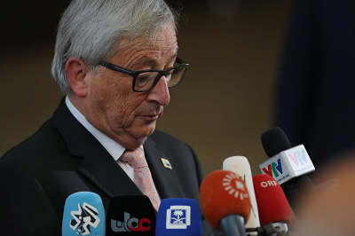 UE, najwikszy polityczny gracz w Europie, dziaa otwarcie na rzecz wpywania na “woln pras” wasnymi programami politycznymi. We wrzeniu Przewodniczcy Komisji Europejskiej, Jean-Claude Juncker (na zdjciu) powiedzia wyranie, e niezalenie od tego, co mog myle Europejczycy – sondae raz za razem pokazuj, e wikszo Europejczyków nie chce wicej imigrantów -  UE nie ma zamiaru zatrzymania migracji. (Zdjcie: Dan Kitwood/Getty Images)