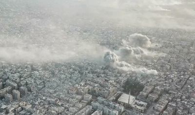 Kby dymu unosz si nad obozem Jarmouk w Damaszku, kiedy syryjska armia prowadzi ostrza obozu 20 kwietnia 2018 r. (Zrzut z ekranu z Ruptly)