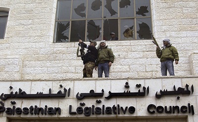 W 2002 r. Palestyska Rada Legislacyjna uchwalia Palestyskie Prawo Podstawowe, które stanowi: ”Islam jest oficjaln religi w Palestynie. Zasady islamskiego szariatu maj by gównym ródem legislacji. Arabski ma by jzykiem oficjalnym”. To jest logika Mahmouda Abbasa i Palestyczyków: definiowanie si Izraela jako pastwa ydowskiego jest aktem „rasizmu” i „apartheidu”, podczas gdy jako rzecz oczywist twierdzi si, e przysze pastwo palestyskie bdzie islamskim pastwem rzdzonym przez prawo szariatu i nie uwaa si tego za akt \