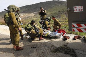 Wojskowi medycy opatruj jedn z ofiar ataku na Golanie