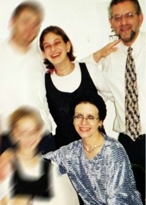 Portret rodzinny: autorka z córk Malki<br /> kilka tygodni przed masakr<br /> w restauracji Sbarro w 2001 r.