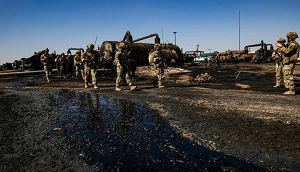 Jeli Turcja ma prawo odpowiedzie na atak terrorystyczny bombardujc dziesitki celów nalecych do Kurdów w Iraku i Syrii, dlaczego Izrael jest potpiany za odpowied na okruciestwa Hamasu z 7 padziernika przeciwko wasnym obywatelom? Na zdjciu: Amerykascy onierze oceniaj szkody na polu naftowym w prowincji Hasakeh w Syrii, które zostao zbombardowane przez Turcj 25 padziernika 2024 r. (Zdjcie: SOHR)