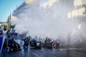 Protestujący przeciw reformie sądownictwa biją się z policją, która utrudnia im blokowanie Knesetu, 24 lipca 2023 (Zdjęcie: Noam Revkin Fenton/Flash90.)