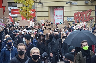 Protest przeciwko zaostrzaniu przepisów aborcyjnych w Krakowie (Źródło zdjęcia: Wikipedia)